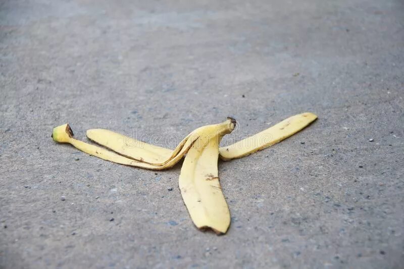 Человек кожура. Банановая кожура. Кожура от банана. Банановая кожура на полу. Шкурка от банана на земле.