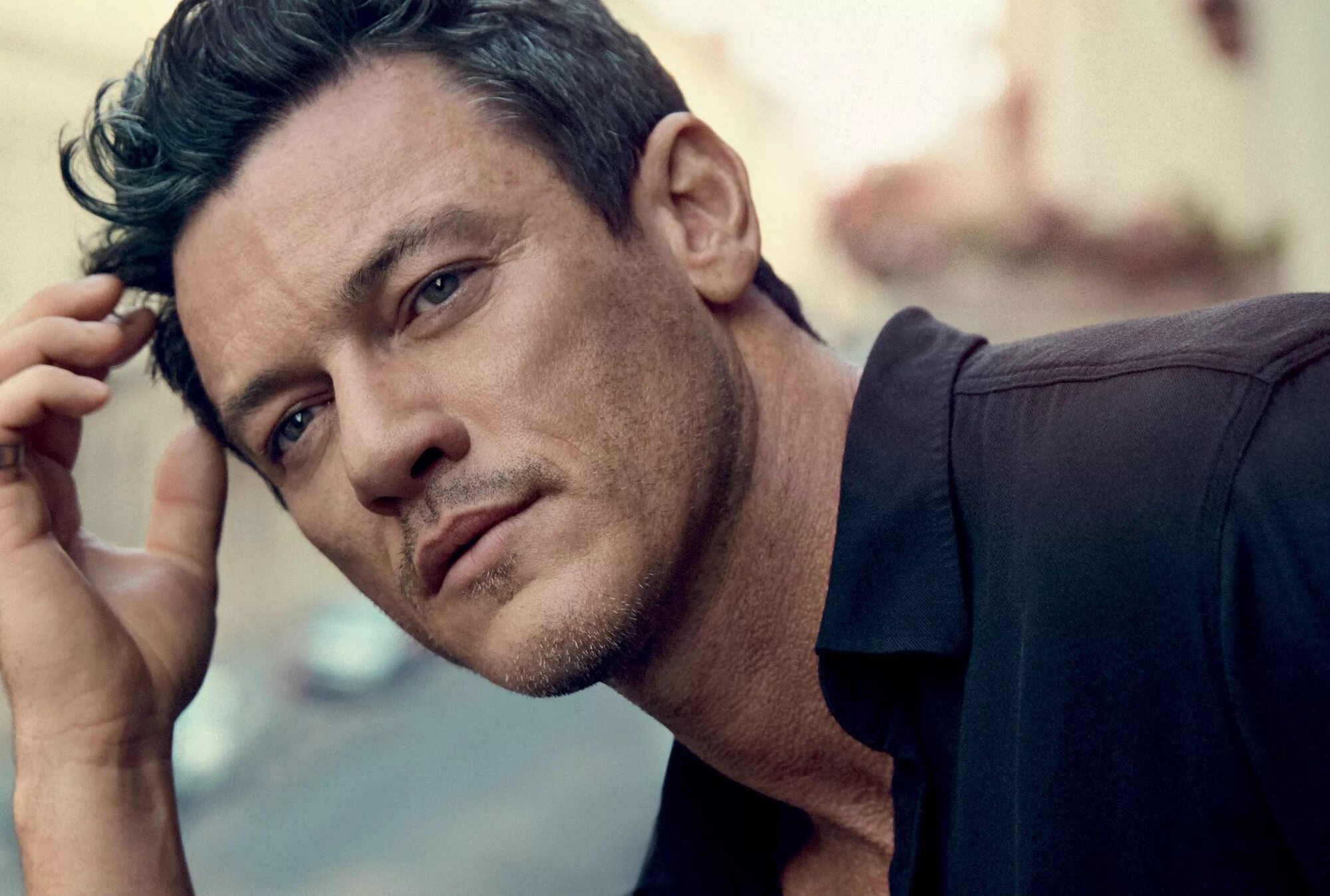 Luke evans. Люк Эванс. Люк Эванс фотосессии 2020. Люк Эванс Дракула. Люк Эванс 2022.