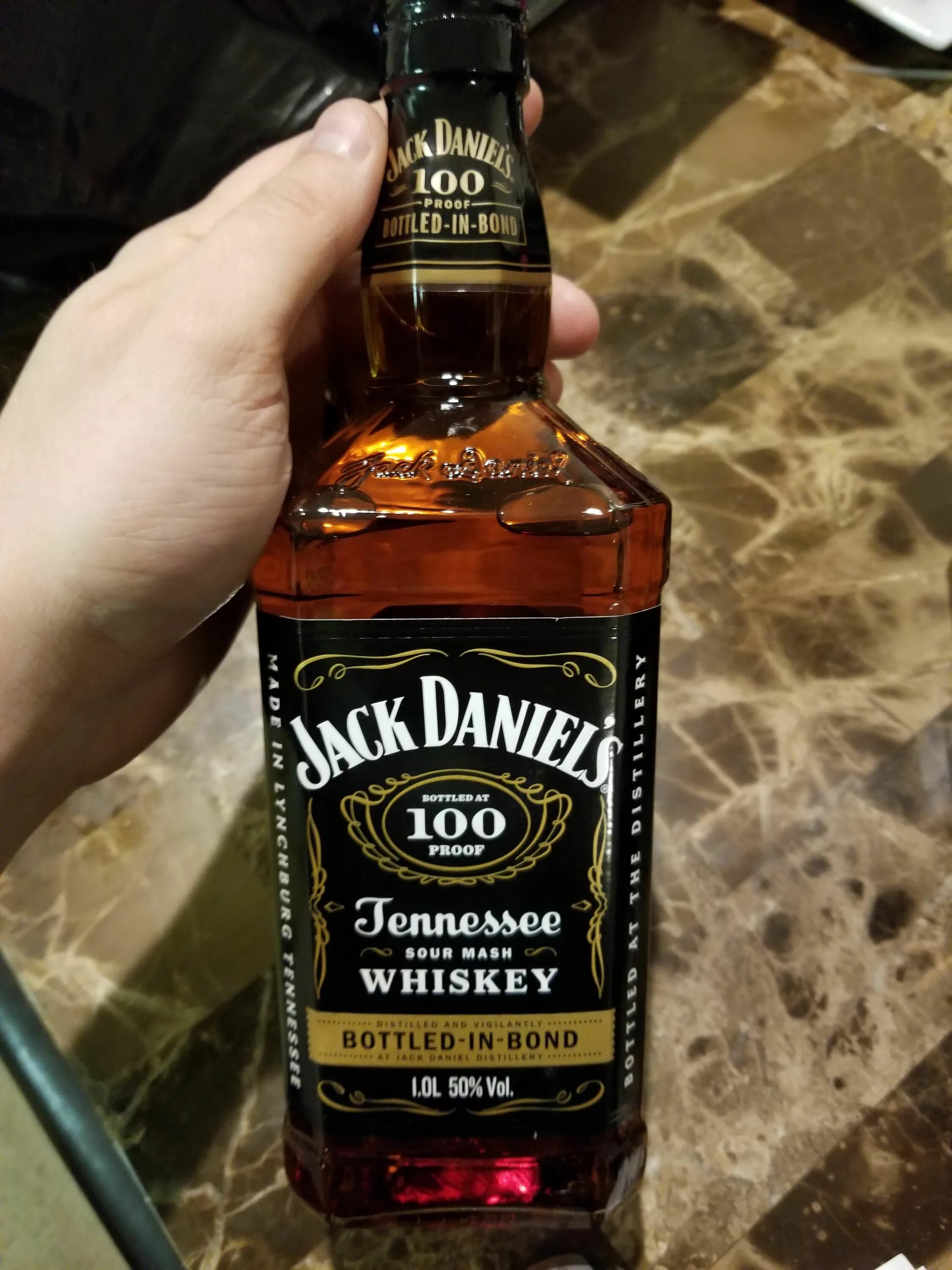 Алкоголь виски Джек Дэниэлс. Виски Джек Дэниэлс в руке. Бутылка виски Джек Дэниэлс. 3 Бутылки Джек Дэниэлс. Пьем виски дома