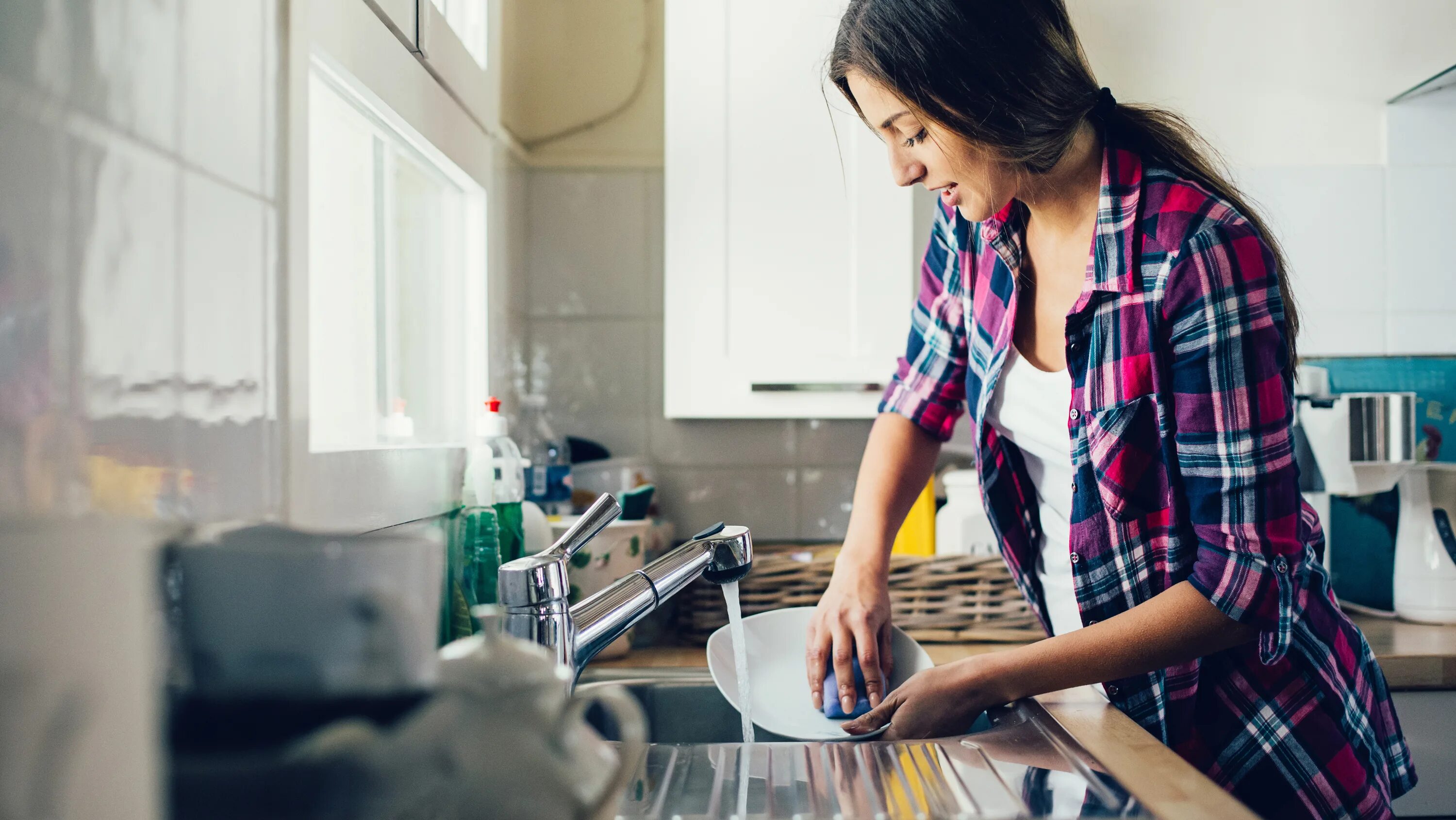 Are you doing dishes. Мытье посуды. Мою посуду. Женщина дома. Женщина моет посуду.