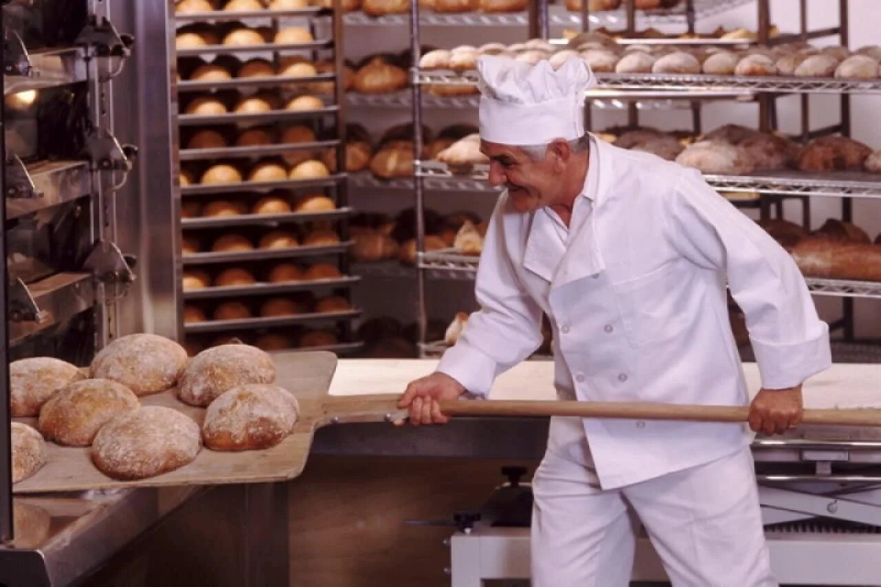 Пекарь магазин для кондитеров. Пекарь. Профессия пекарь. Пекари хлеба. Пекарь хлебобулочных изделий.