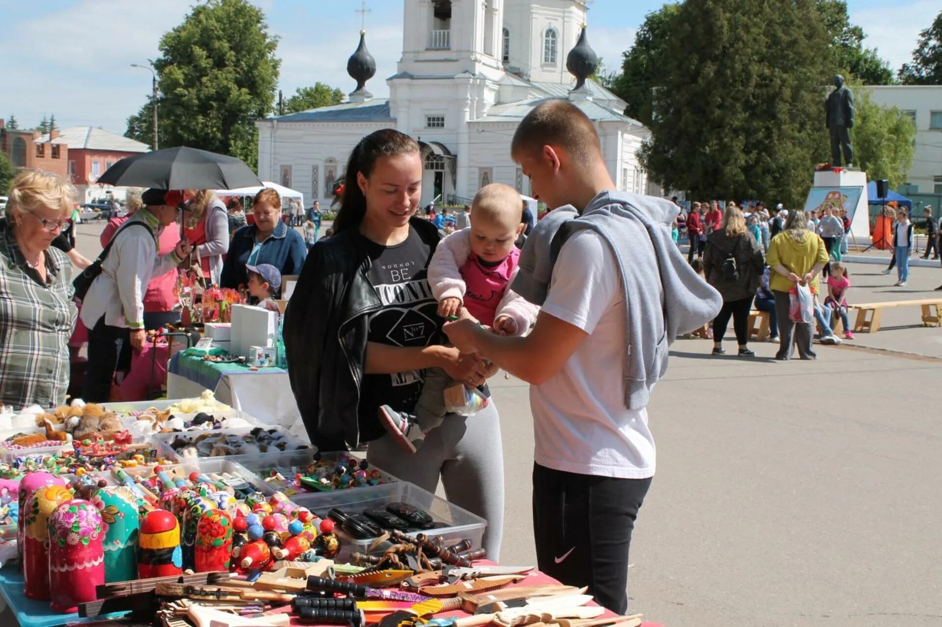 Погода в тарусе калужской области. Петухи и гуси в городе Тарусе фестиваль. Таруса ТИЦ. Фестиваль в Тарусе. День города Таруса.