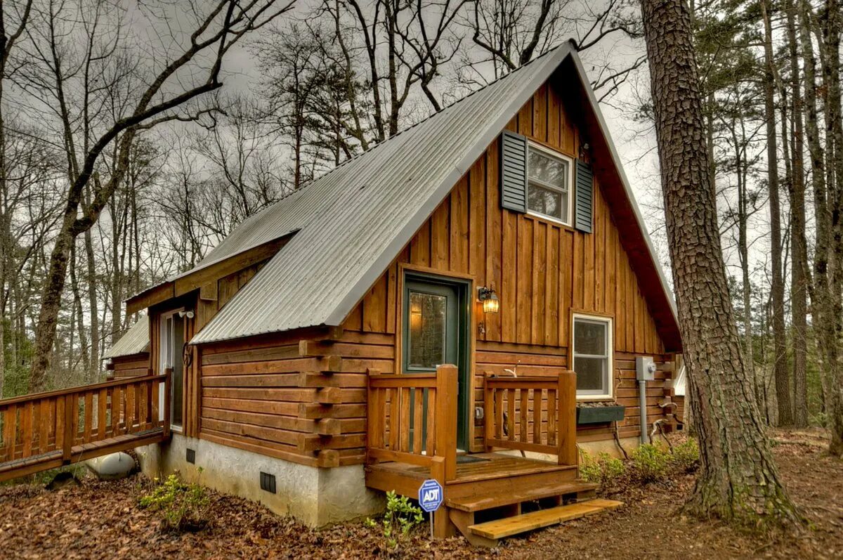 Первый самый дачи. Хижина, США ЭКОДОМ. Домик Кэбин США. Небольшой деревянный дом. Маленький деревянный домик.