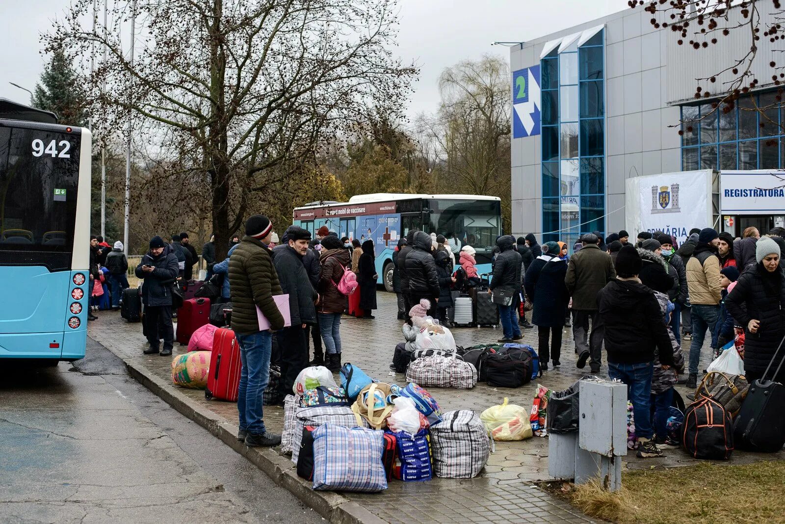 Беженцы с Украины. Украинские беженцы в Европе. Мариуполь беженцы. Украинские беженцы в России. Срочно свежие новости украины