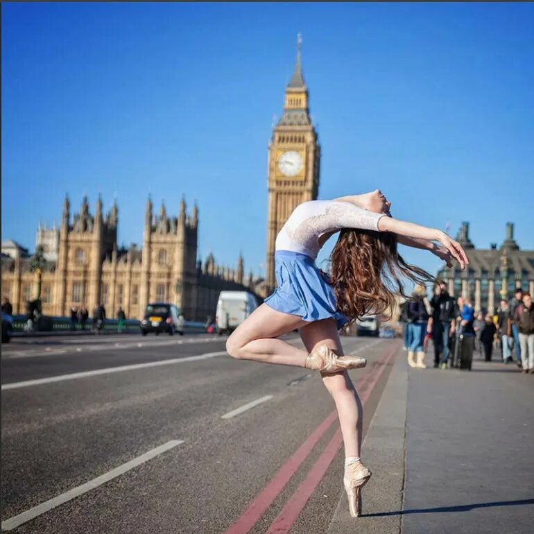 девушка танцующая на площади. цинцин танцовщица шафл. китайская танцовщица цинцин. девушка танцует на площади. девушка танцует на площади.