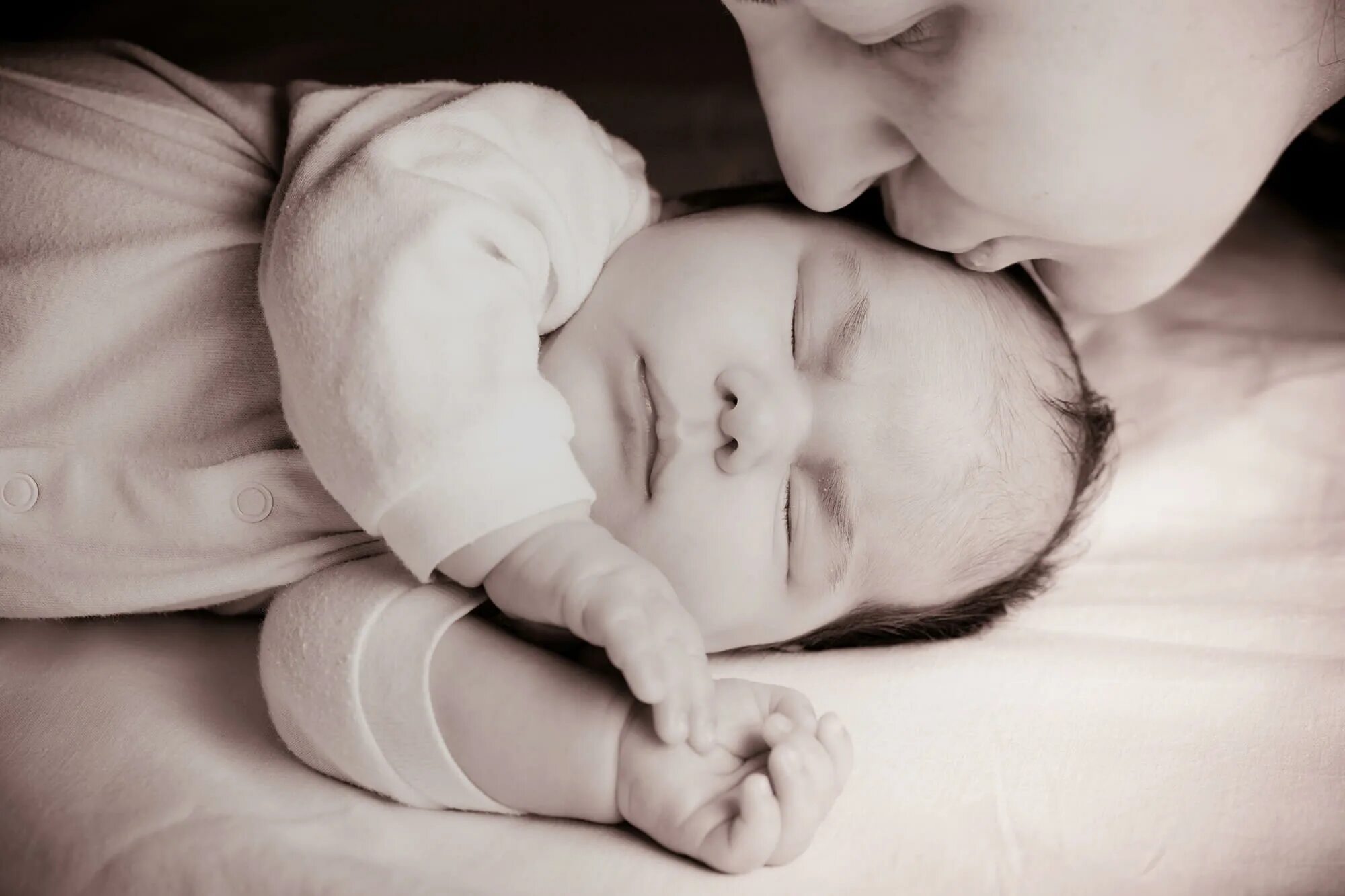 Мама целует спящего ребенка. Фотосессии для новорожденных поцелуи. Усталая мама целует малыша. Целую маму спящую