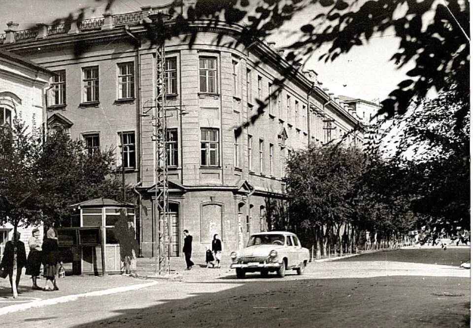 Ленинградская улица энгельс. Немецкий пединститут Энгельс. Коммунально-строительный техникум Энгельс. Коммунистическая улица Энгельс. Старый Энгельс.