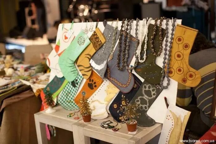 Что пользуется из ручной работы. Выставка ручной работы. Необычные елочные игрушки ручной работы. Ручные изделия. Что пользуется из ручной работы.