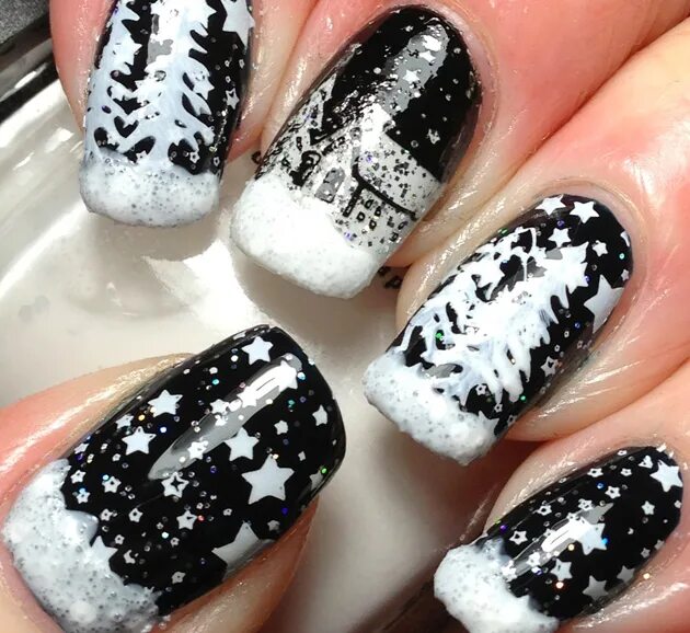 черный маникюр со снежинками новогодний