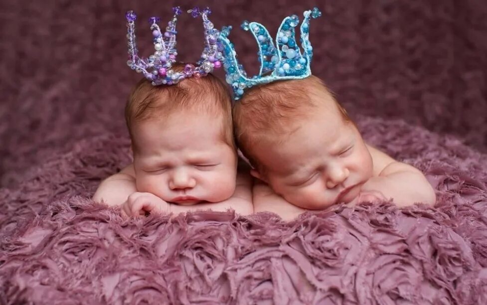 Поздравить с рождением двойняшек девочек. Двойняшки. С днём рождения близнецов. С днём рождения двойняшек девочек. С рождением близняшек.