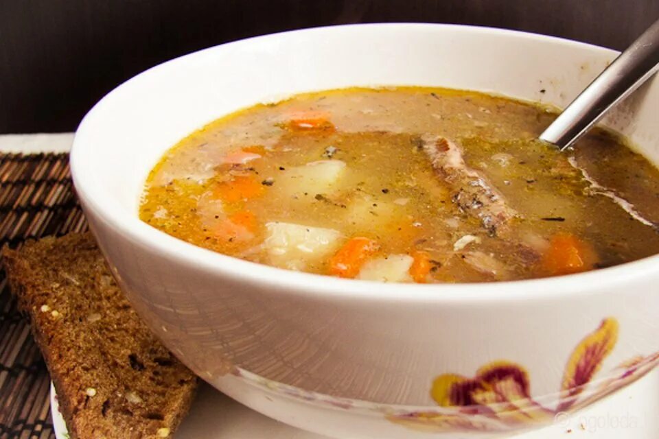 Суп из консервы рыбной в томате. Рыбный суп из консервов сайры. Сайровый суп. Суп с сайрой. Суп из консервированной рыбы.