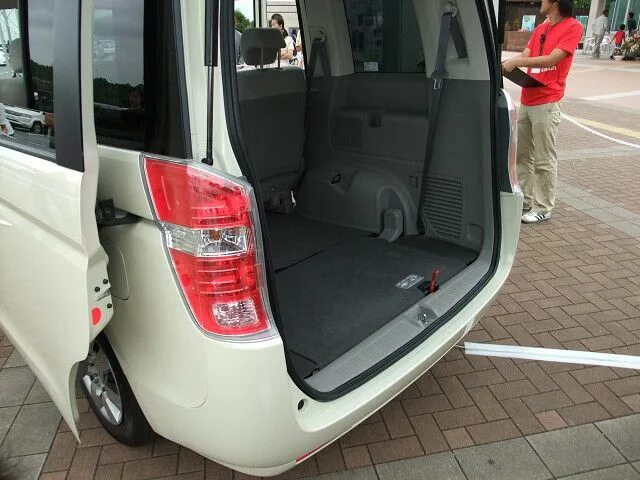Запаска хонда степвагон. Honda stepwgn 2009. запаска honda stepwgn rk5. honda stepwgn 2012 rk1. honda stepwgn camper.