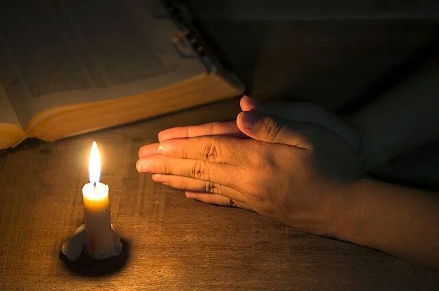 Нужна молитва на ночь. Человек со свечой. Молитва свеча. Молитва на ночь. Молитвенной ночи.