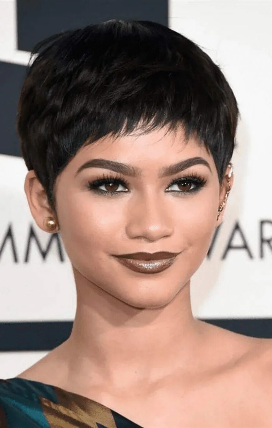 стрижка каре градуированное на средние с челкой. стрижка паж 2023. стрижка градуированный боб с асимметрией. кэти холмс с каре и челкой. стрижка боб каре для круглого лица.