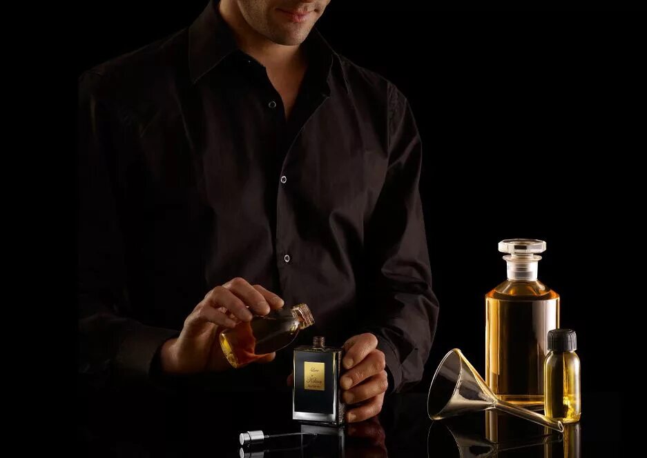 Очень сильные духи. Килиан Хеннесси парфюмер. Мужчина с духами. Парфюм для мужчин. Духи для мужчин.