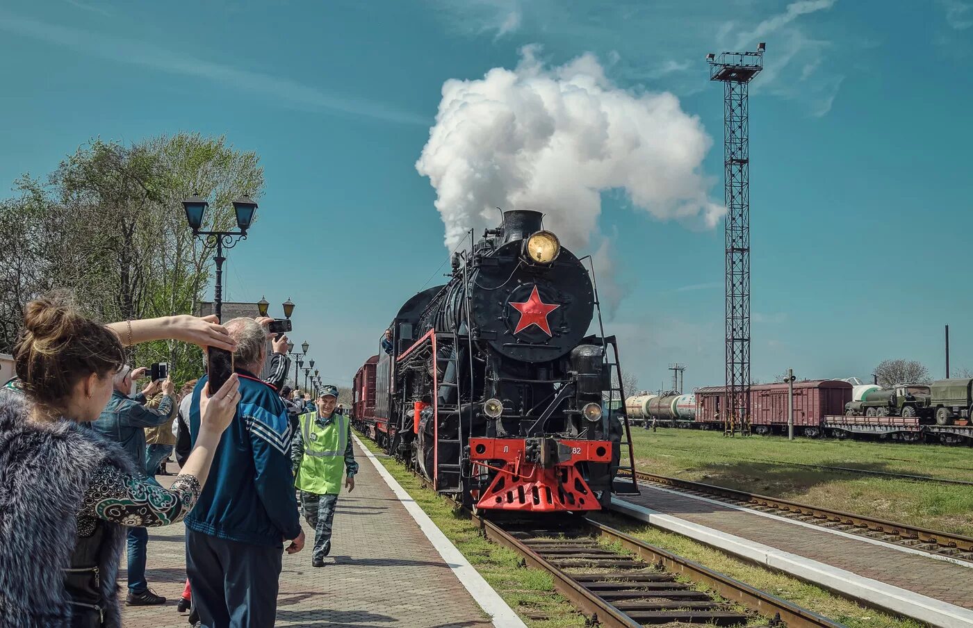 Приедет поезд победы. Ретро поезд. Поезд Победы. Туристический поезд ко Дню Победы. Поезд Победы фотографии.