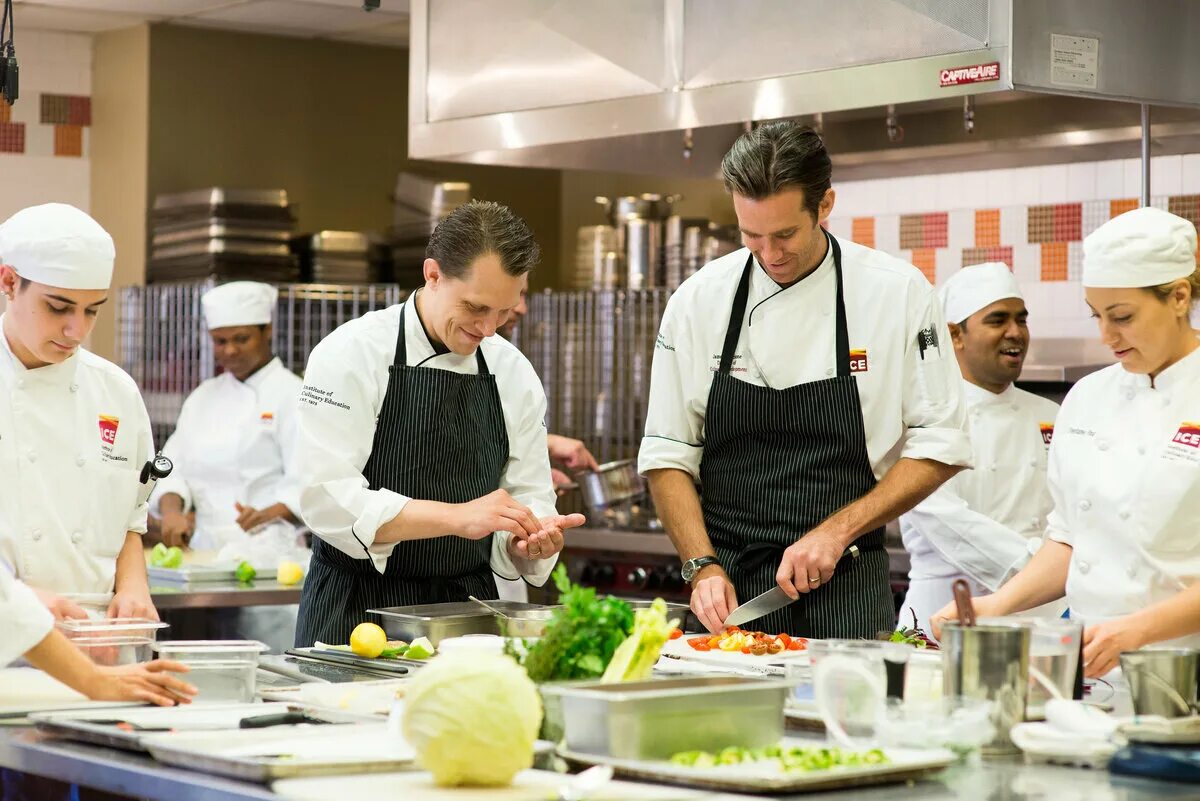 Шеф-повар. Повар салатного цеха. Работа повар холодного цеха свежие. Повара в холодном цехе. Требуется повар.