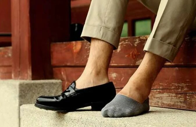 Можно носить лоферы с носками. Лоферы с носками мужские. Мужская обувь на босую ногу. Туфли на босую ногу мужские. Носки под лоферы мужские.