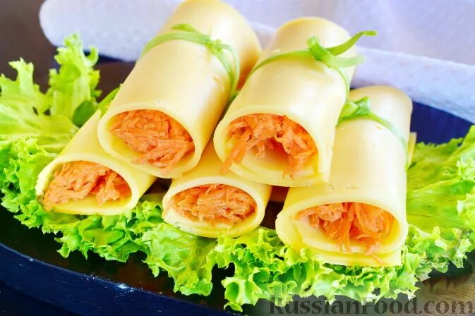 Рулетики из плавленного сыра. Сырные рулетики с начинкой. закусочные сырные трубочки. закусочные рулетики из сыра. сырные рулетики с корейской морковью.