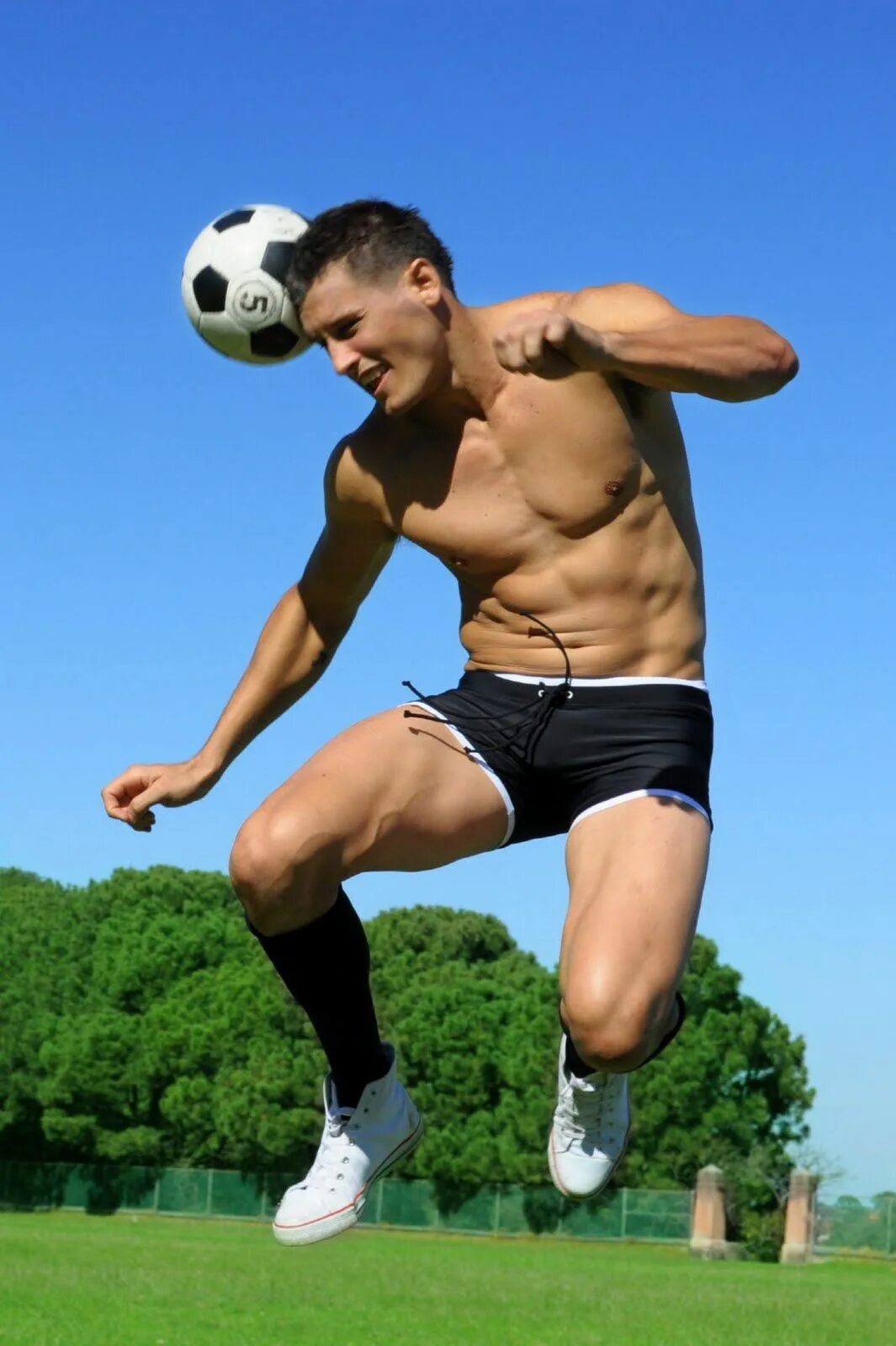Короткий спортсмен. Спортсмен футболист. Красивые виды спорта. Грустный спортсмен. Ноги бегущего футболиста.