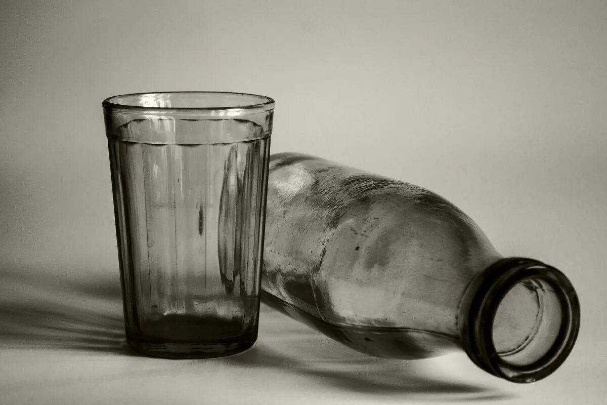 Стаканы для виски шот гласс. Стопки и бутылка. Необычные стопки и рюмки. Рюмки в виде черепа. Стопки и бутылка.