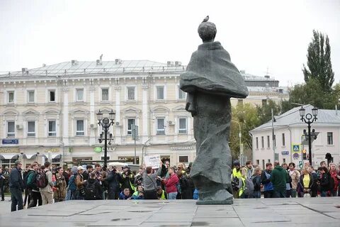 Памятник историческим деятелям