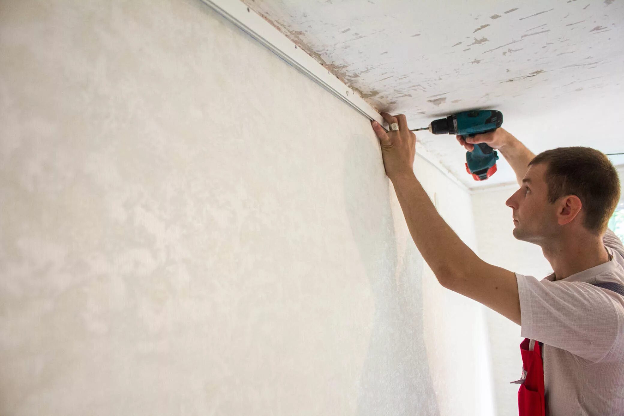 Мотажнатяжногопотолка. Установщик натяжных потолков. Натяжные потолки процесс монтажа. Монтажник натяжных потолков. Натяжные потолки что нужно знать.