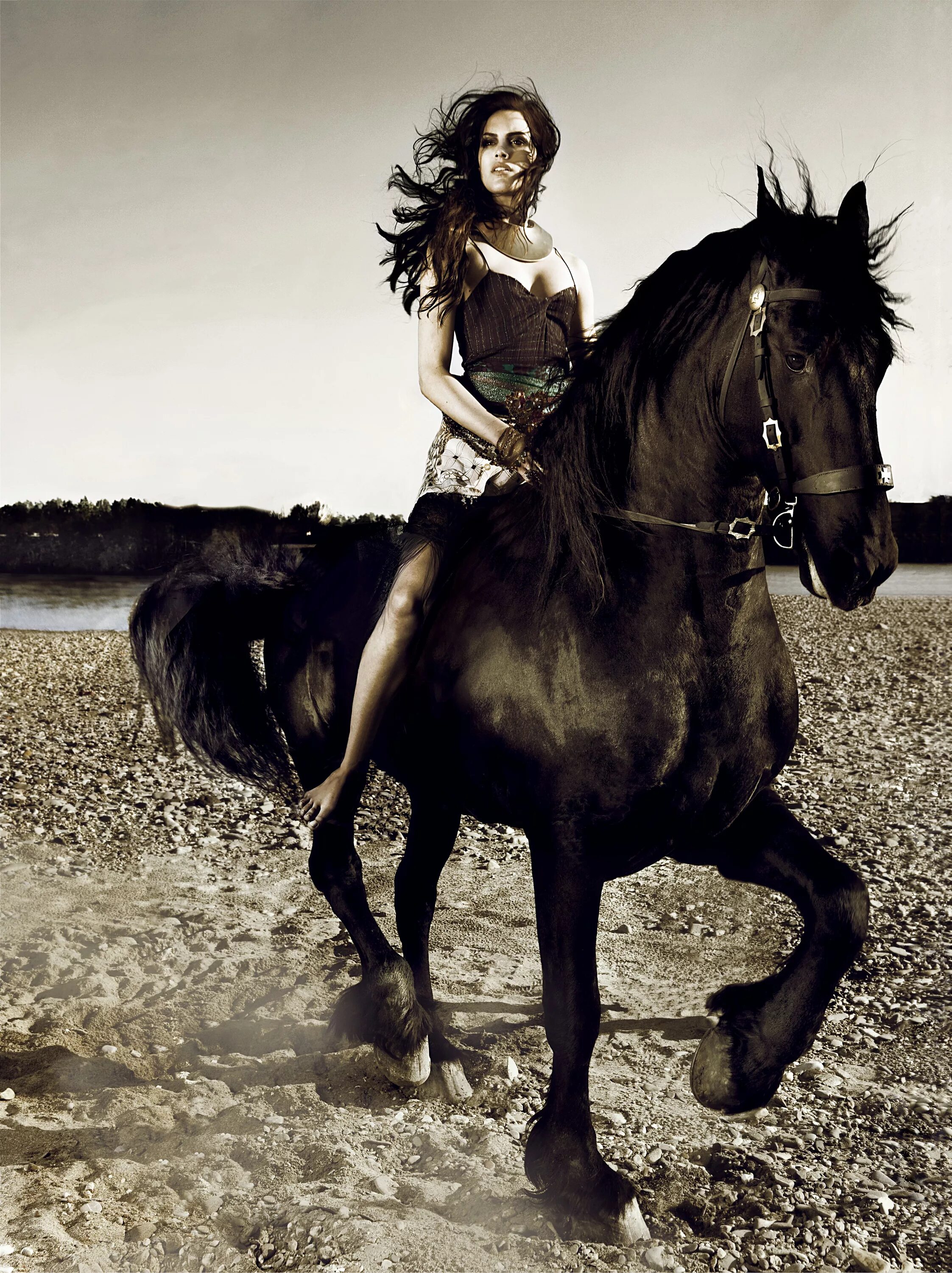 Фотосессия с лошадью в платье. Пенелопа крус на лошади. Девочка верхом на лошади. Девушка скачет на лошади. Скачки девушки.