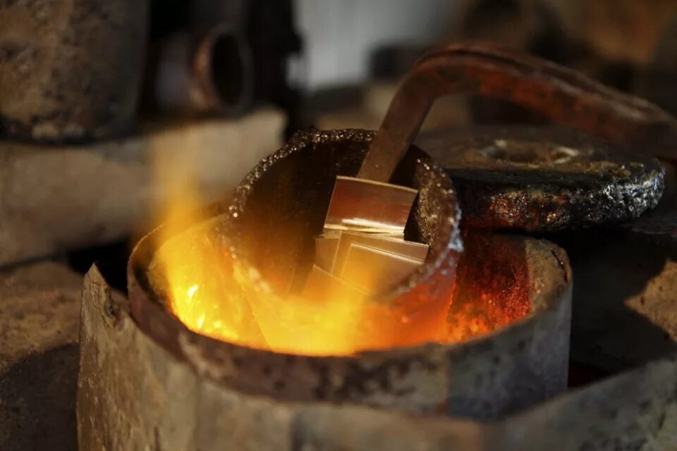 Отливка золота. Получение золота химия. Переплав меди. Получение золота реакции. Золотые слитки приокский завод.