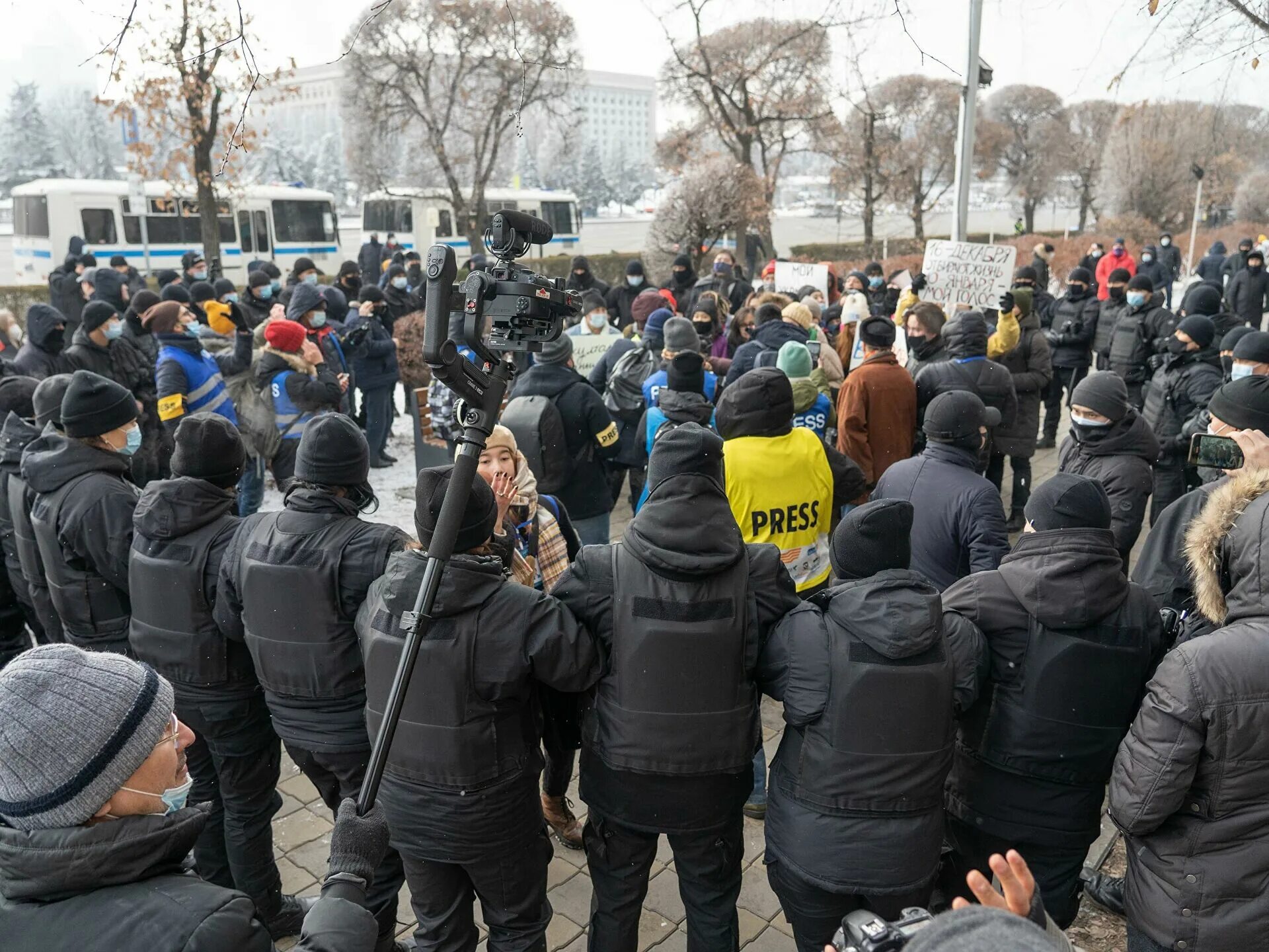 Митинги в Казахстане. Массовые протесты в Казахстане. Экстремисты Казахстан. Казахстан беспорядки.