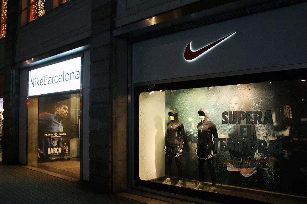 Nike Store. Nike Magazin Turkiya. Витрина магазина. Красивые витрины спортивных магазинов. Оформление витрины спортивного магазина