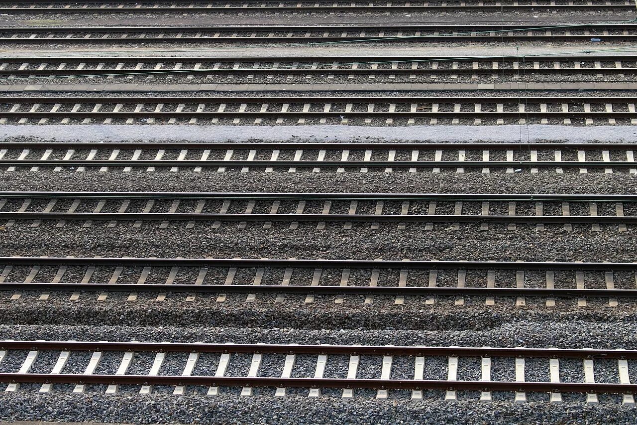 Какие tracks. Железные рельсы сбоку. Железная дорога сбоку рельсы. ЖД пути сбоку. Железная дорога вид сверху.