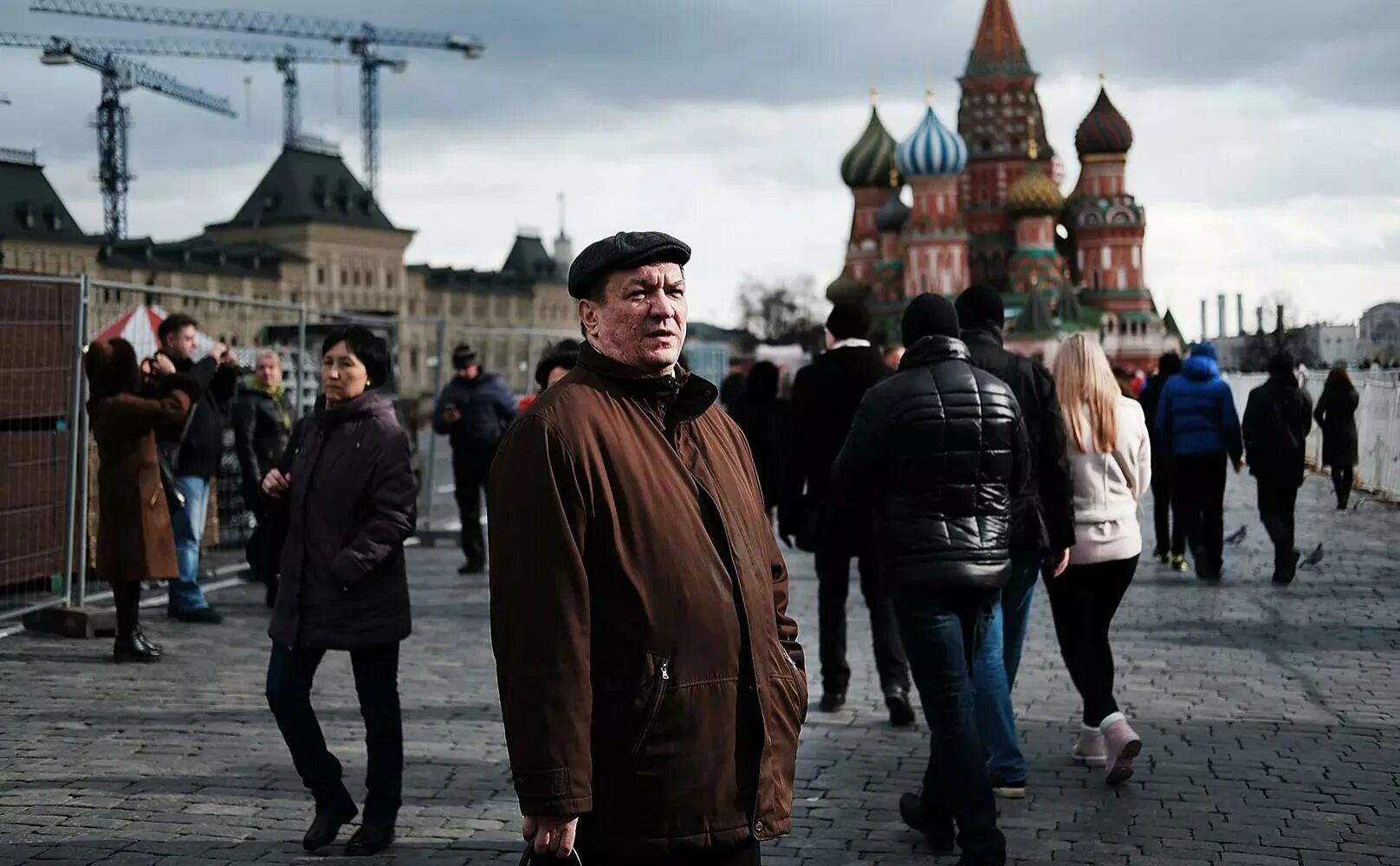 В москве проживает человек. Москвичи люди. Жители Москвы. Современный Москвич человек. Москвичи жители.