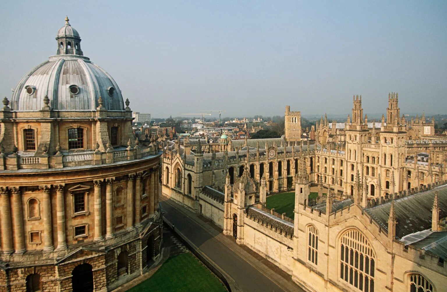 Oxford picture. Оксфорд Англия университет. Оксфордский университет (University of Oxford), Великобритания. Оксфорд 1096. Оксфордский университет архитектура.