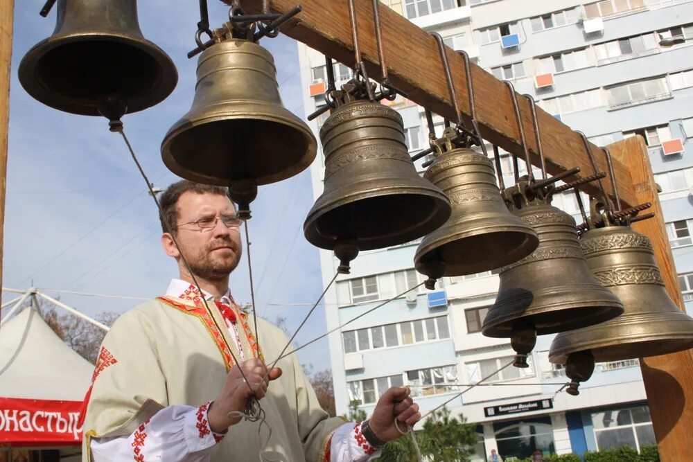 Слышать звон колоколов. Колокольные звоны малиновый звон. Малиновый звон колокола. Колокола церковные малиновый звон. Колокольный звон на Руси.