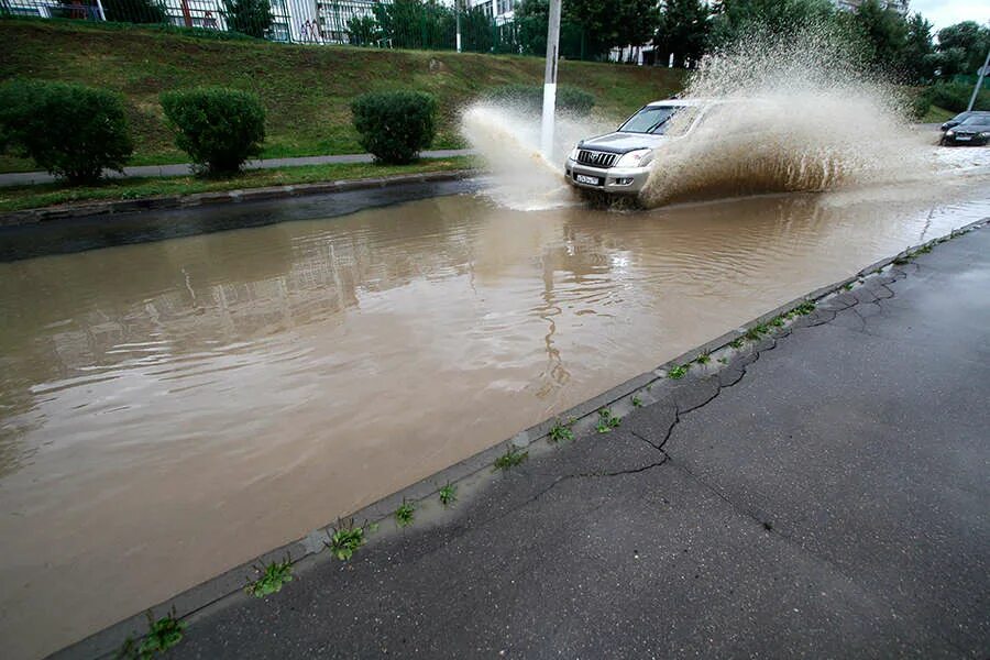 Потоки воды неслись по усыпанному. Ливень Алматы. Потоп в Астане. Потоп в Алматы. Затоп Уральск.