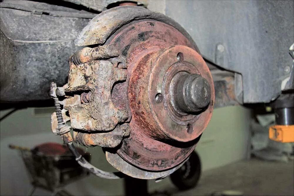 Ремонтные направляющие суппорта ate. Суппорт износ. Скоба суппорта toyota crown. Тойота авенсис т250 брякают суппорта. Механизм суппорта износа колодок рено премиум.