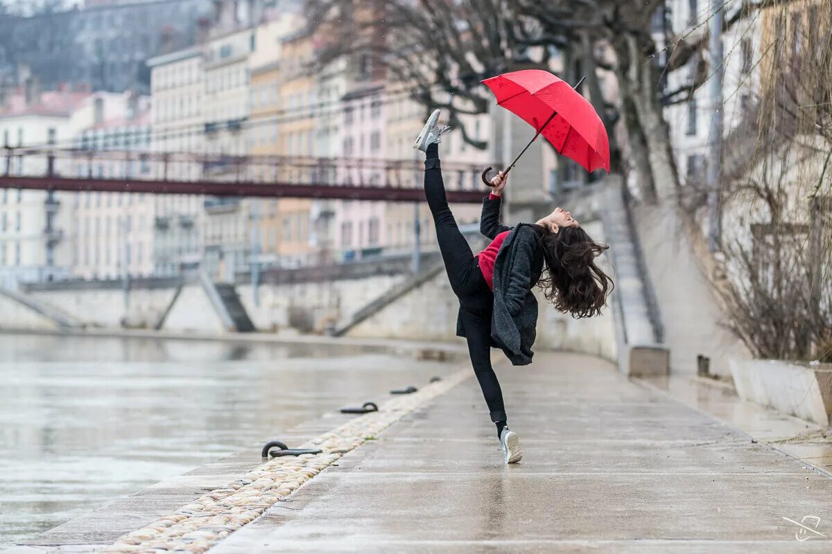 Девушка танцует. Стильная девушка в прыжке. Прыжок в шпагат. Jumping woman street. Девушка прыгает на улице.