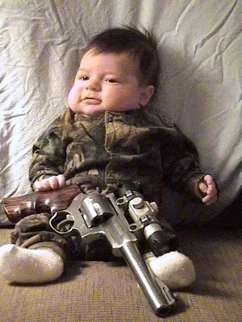 Baby gun. Дети бандиты. Малыш бандит. Бандитский ребенок. Ребенок гангстер.