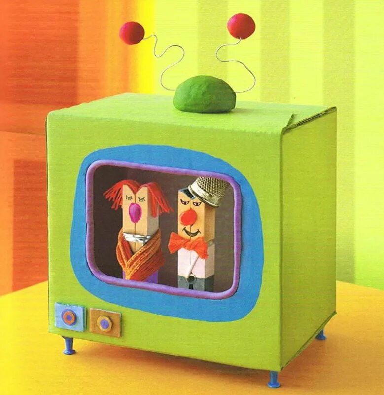 Телевизор из картона. Телевизор из коробки для детского сада. Телевизор из картона для детского. Телевизор из картона для детского сада. Телевизор из картонной коробки.