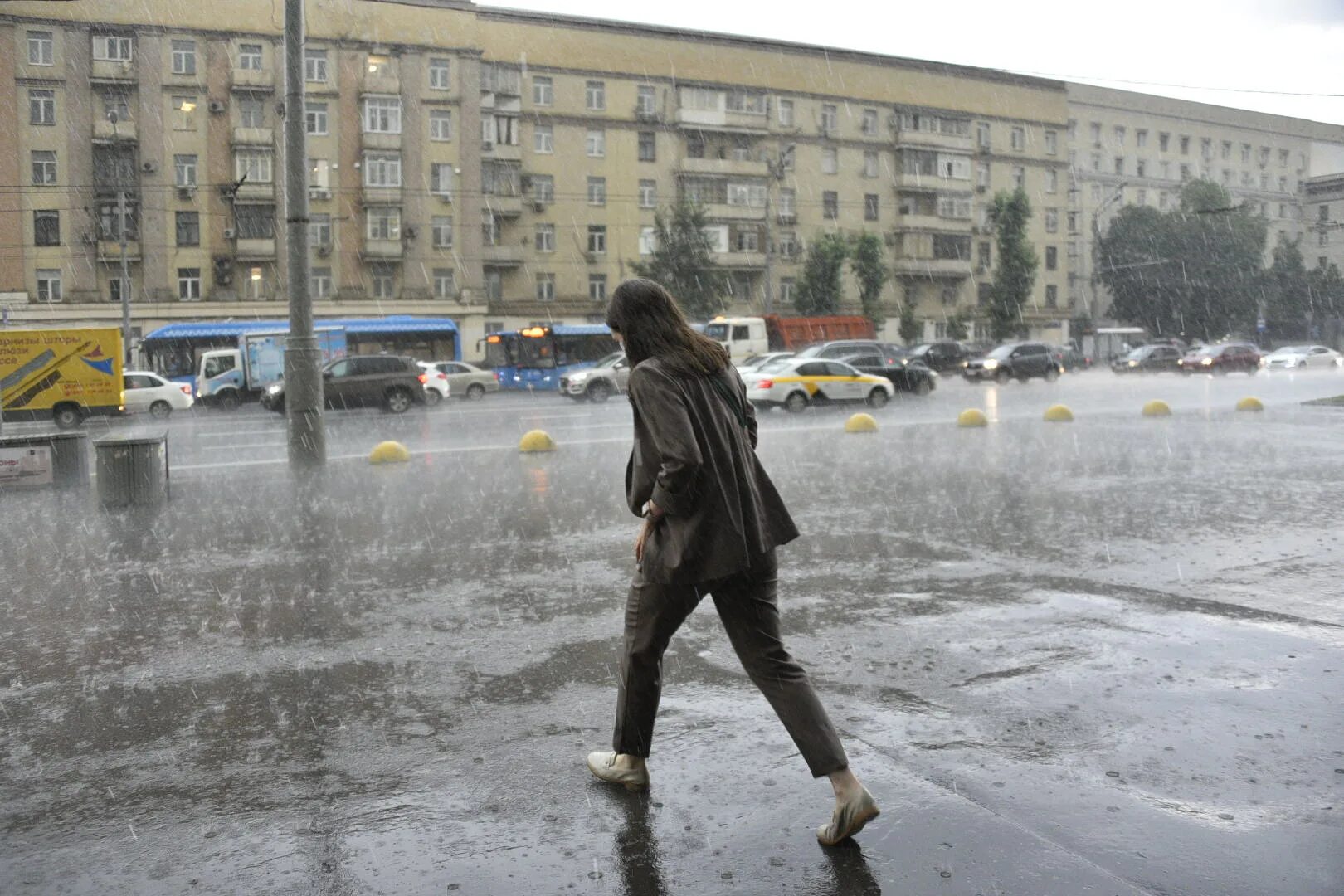 Самый дождливый месяц лета. Пасмурный день в Москве. Апрель в городе. Дождь в апреле. Самый дождливый город.
