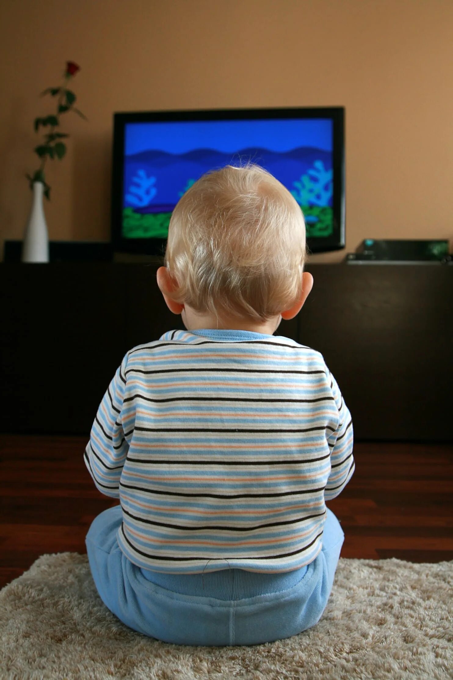 Ребенок без телевизора. Телевизор для детей. Малыш и телевизор. Малыш перед телевизором. Ребенок перед теликом.