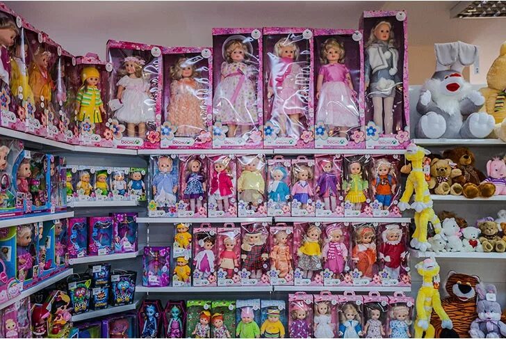 Dolls store. Магазин игрушек куклы. Игрушки в Ашане для девочек. Игрушки которые продаются в магазине. Магазин детский мир игрушки для девочек.