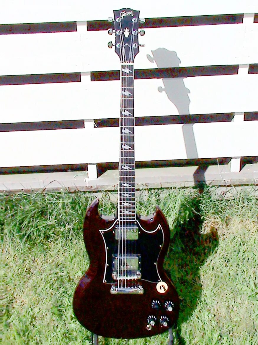 Гитара SG Ангус. Электрогитара Gibson Angus young SG. Gibson SG Iommi. Gibson SG С рычагом.