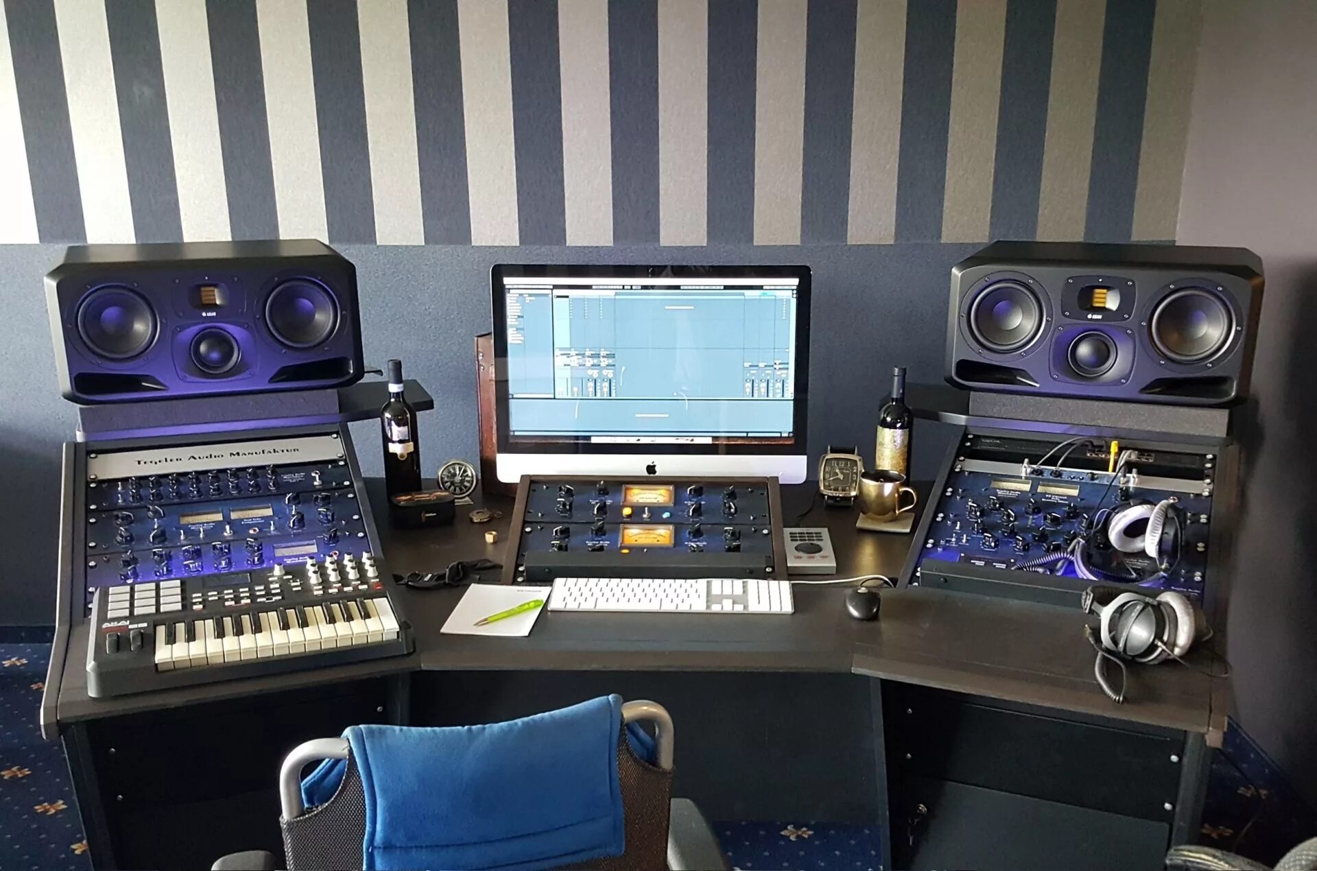 Studio monitors. Adam audio sub10 mk2. adam studio monitors. студийные мониторы для домашней студии. мониторы аудио для студии.