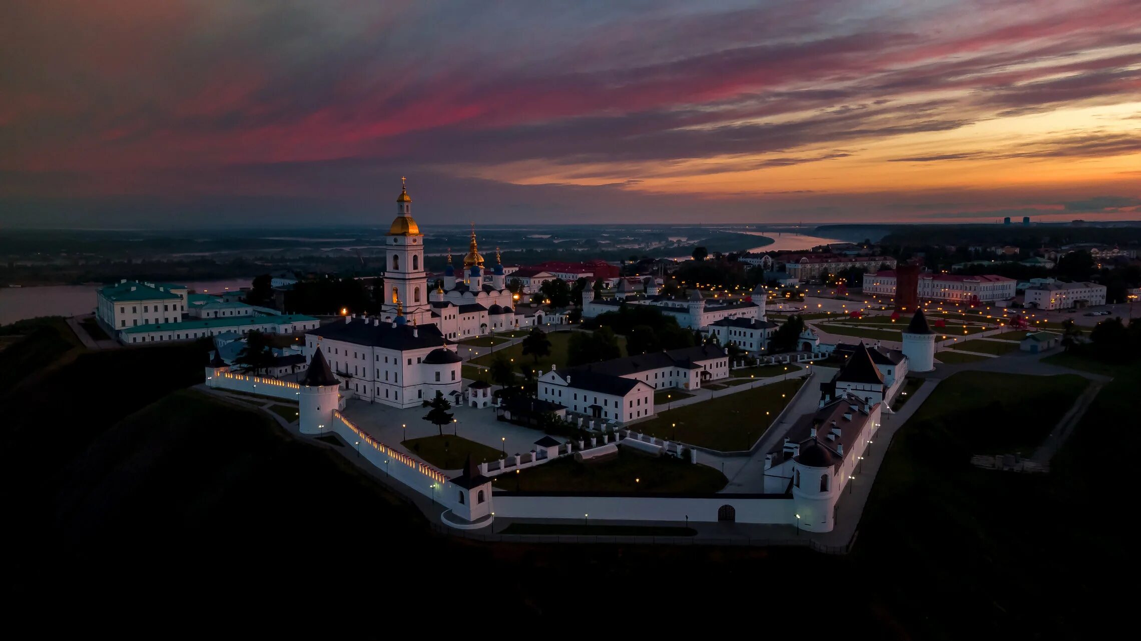 Как называется город тобольск. Город Тобольск Тобольский Кремль. Тобольский Кремль Тюменская область. Тобольский Кремль музей. Каменный Кремль в Тобольске.