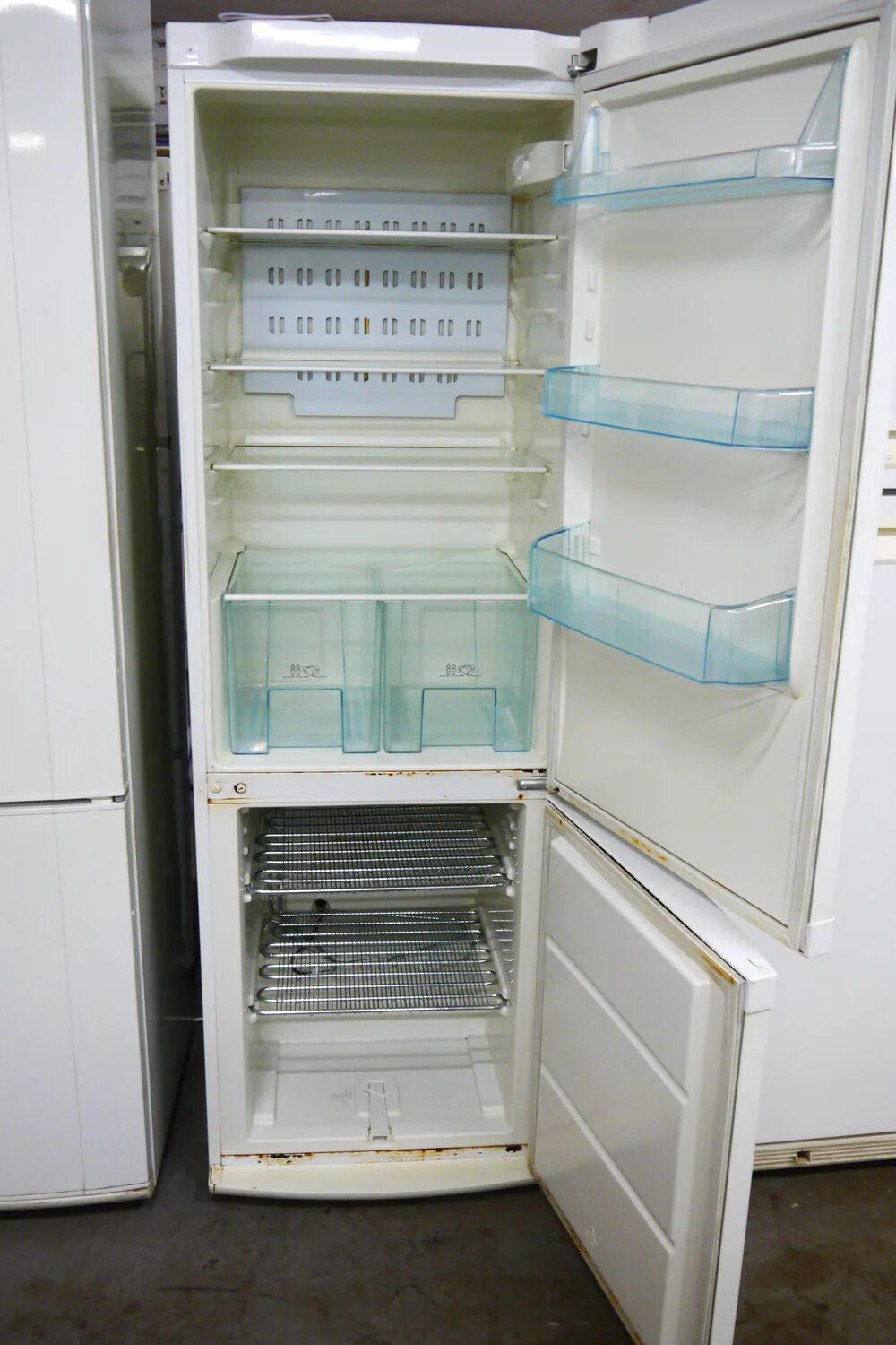 Холодильники 2000 год. Electrolux ERB 36090. Холодильник Electrolux ERB 36090 X. Холодильник Electrolux ERB. Холодильник Электролюкс двухкамерный ERB.