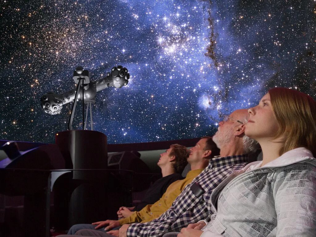 Эдвард уайт выход в открытый космос. Эдвард уайт в открытом космосе. Люди в планетарии. Изучения космоса человеком. Изучения космоса человеком.