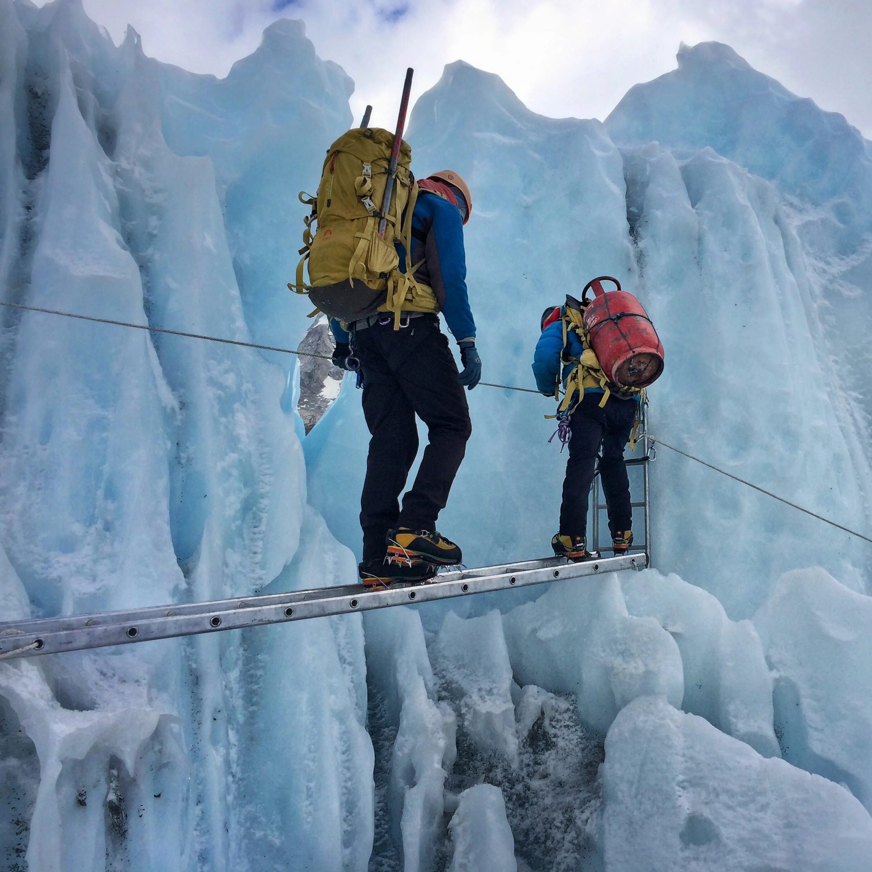 They climb like. Джомолунгма восхождение. Khumbu Icefall. Эверест покорение вершины. Ледопад Кхумбу.