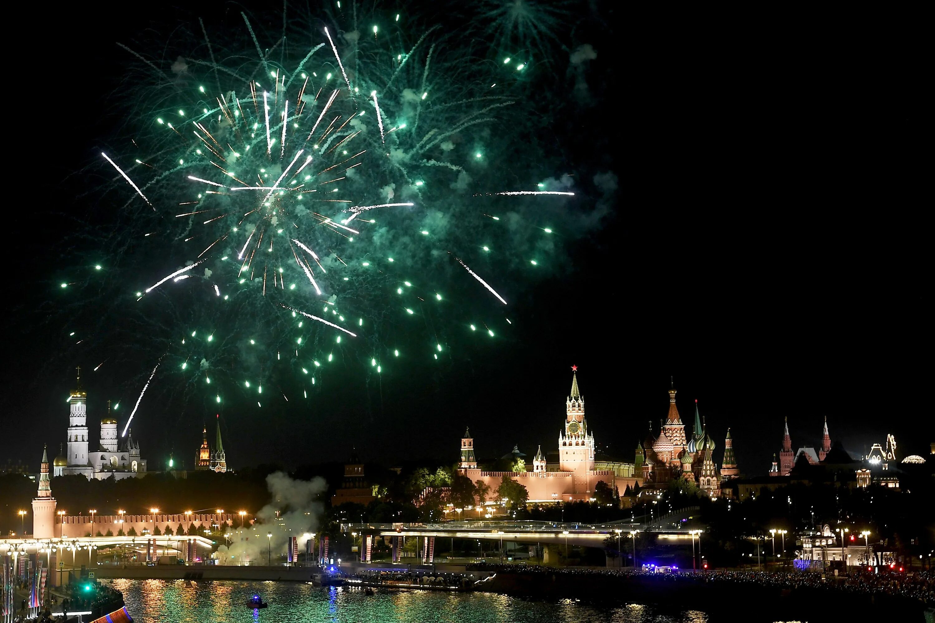 Когда будет салют в москве. Салют на Москворецкой набережной в Москве. Парад Победы 2020 в Москве салют. Кремль салют. Кремль день салют.